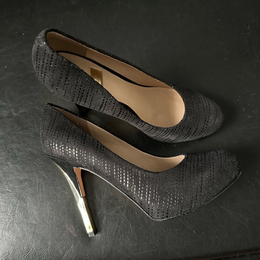 Guess by Marciano Black and Gold Textured Heels - Picture 4 of 5